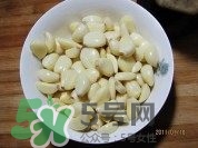 臘八蒜要放鹽嗎？臘八蒜要放多少鹽比例是多少？