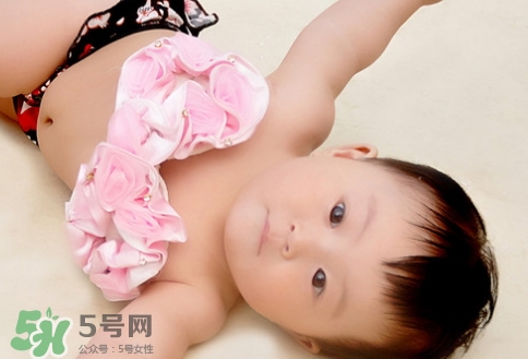 新生兒頭上長小白點是怎么回事?是什么原因? 新生兒頭上長小白點是怎么回事?是什么原因?