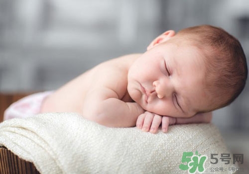 新生兒脖子有小紅點是怎么回事?怎么辦? 新生兒脖子有小紅點是怎么回事?怎么辦?