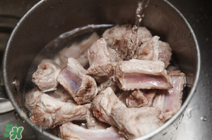 腌排骨要洗嗎？排骨腌完要洗嗎？