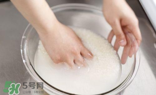 淘米水洗臉有什么好處?淘米水洗臉有什么壞處? 淘米水洗臉有什么好處?淘米水洗臉有什么壞處?