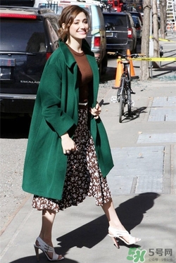 草綠色大衣怎么搭配？草綠色大衣穿衣搭配