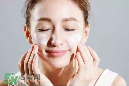 用完卸妝膏還要用洗面奶嗎？用完卸妝膏后需要用洗面奶嗎？