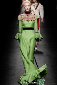 草綠色大衣怎么搭配？草綠色大衣穿衣搭配