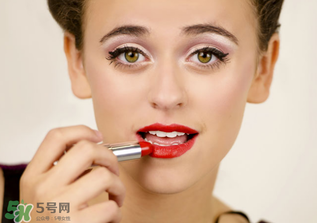 涂口紅嘴唇變白怎么辦？長期涂口紅的危害