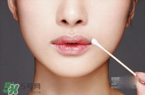 嘴唇干裂涂蜂蜜有用嗎？怎樣用蜂蜜改善嘴唇干裂？