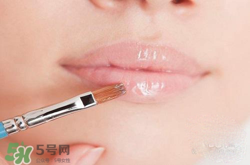 嘴唇干裂涂蜂蜜有用嗎？怎樣用蜂蜜改善嘴唇干裂？