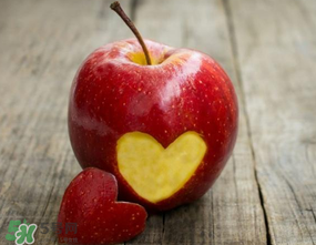 蘋(píng)果放在水里是沉還是?。刻O(píng)果的密度是多少？