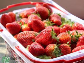 草莓上的黑點(diǎn)是什么？草莓上的黑點(diǎn)能吃嗎？