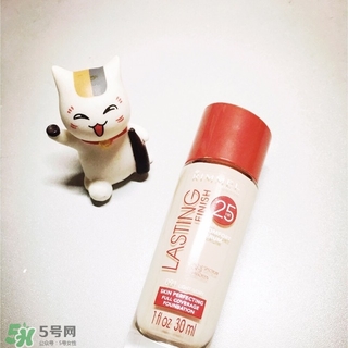 rimmel芮謎粉底液紅瓶藍(lán)瓶哪個(gè)好？rimmel粉底液紅藍(lán)瓶對(duì)比