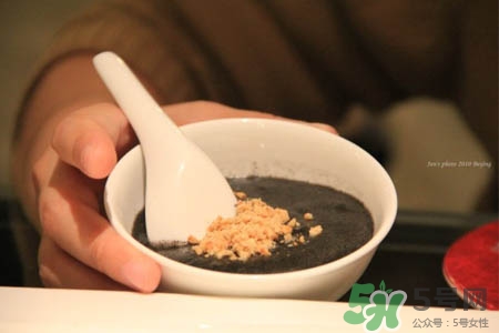 芝麻糊可以加蜂蜜嗎？芝麻糊和蜂蜜能一起吃嗎？