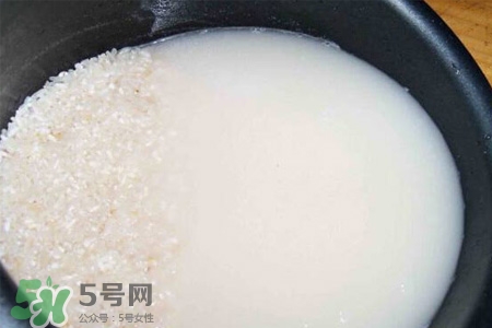 淘米水可以治白發(fā)嗎？淘米水洗頭發(fā)能治白發(fā)？