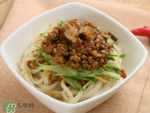 減肥可以吃炸醬面嗎？減肥期間吃炸醬面會(huì)胖嗎？