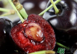 車厘子弄衣服上怎么洗？車厘子汁怎么洗掉？