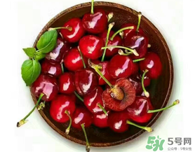 車厘子弄衣服上怎么洗？車厘子汁怎么洗掉？