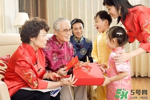過(guò)年給父母買什么禮物,過(guò)年回家送什么禮物好 過(guò)年給父母買什么禮物,過(guò)年回家送什么禮物好