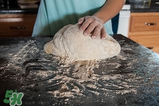 面團有氣泡怎么回事?發(fā)酵的面團怎么排氣