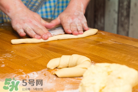 面團有氣泡怎么回事?發(fā)酵的面團怎么排氣