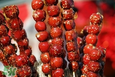 做糖葫蘆的紅色是什么？糖葫蘆外面紅色的是色素嗎？