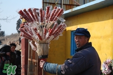 冰糖葫蘆的紙能吃嗎？冰糖葫蘆外面的膜能吃嗎？