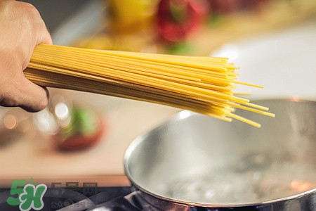 用電飯鍋怎么做面條?電飯鍋?zhàn)雒鏃l方法