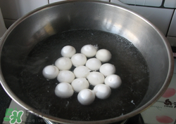 元宵用涼水煮還是熱水？煮元宵應(yīng)該是冷水下鍋還是熱水？