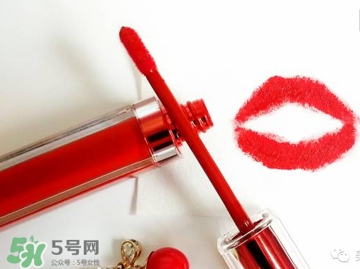 涂唇釉嘴唇干是怎么回事？涂唇釉嘴唇干怎么辦？