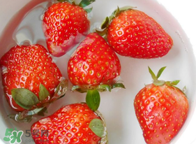 草莓可以用熱水泡嗎？草莓可以用開(kāi)水燙泡著吃嗎？