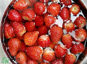 草莓可以用熱水泡嗎？草莓可以用開(kāi)水燙泡著吃嗎？