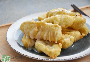 炸香蕉外面包裹的是什么？炸香蕉放面粉好還是淀粉？