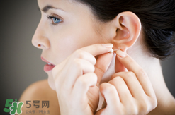 一次性耳釘怎么取下來？一次性耳釘多久取下來？