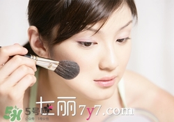 粉底液會(huì)浮粉是怎么回事？粉底液浮粉的原因
