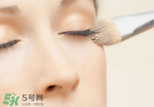 粉底液浮粉怎么辦？粉底液浮粉起皮怎么辦？