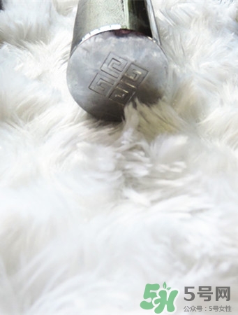 紀(jì)梵希小羊皮是啞光嗎？紀(jì)梵希小羊皮干不干？