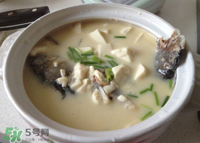 鯽魚(yú)湯怎么做才白？鯽魚(yú)湯怎么熬成奶白色？