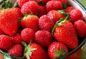 草莓爛了點(diǎn)皮可以吃嗎？草莓表皮發(fā)白是爛了嗎？