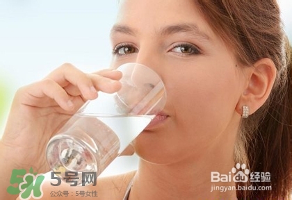 嘴唇干燥是什么原因？嘴唇干裂脫皮怎么辦？