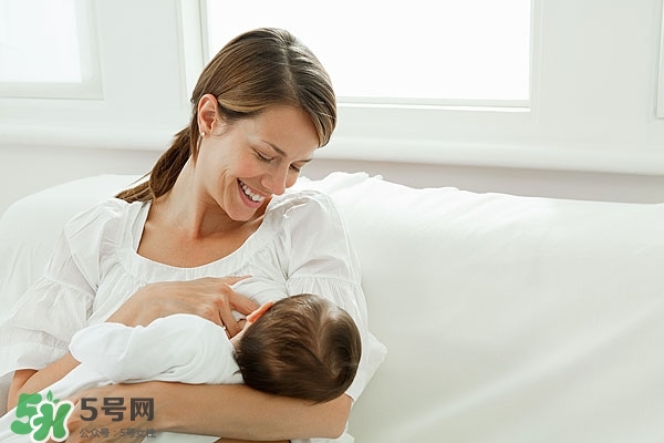 母乳常溫下可以保存多久 母乳喂養(yǎng)的正確姿勢 母乳常溫下可以保存多久 母乳喂養(yǎng)的正確姿勢