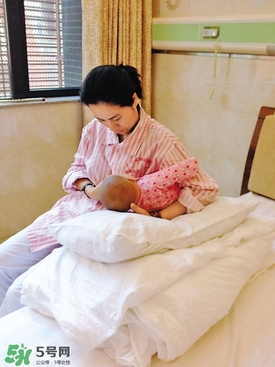 母乳常溫下可以保存多久 母乳喂養(yǎng)的正確姿勢 母乳常溫下可以保存多久 母乳喂養(yǎng)的正確姿勢