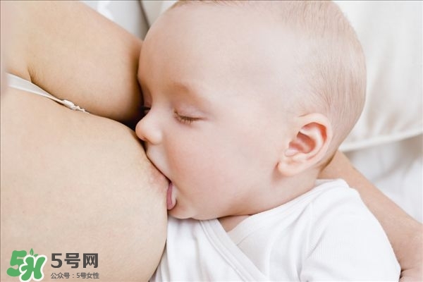 母乳常溫下可以保存多久 母乳喂養(yǎng)的正確姿勢 母乳常溫下可以保存多久 母乳喂養(yǎng)的正確姿勢