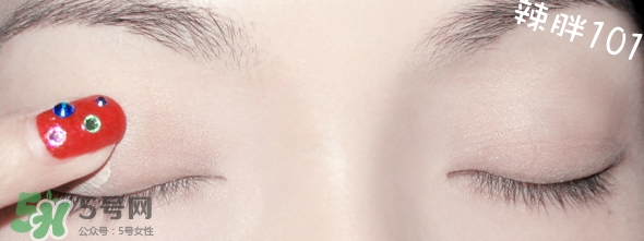 啞光眼影怎么畫？啞光眼影畫法步驟圖解