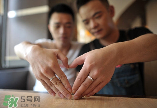 為什么同性戀都是帥哥？為什么同性戀容易的艾滋病呢