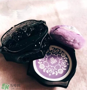 長痘痘可以涂散粉嗎？痘痘肌可以用散粉嗎？