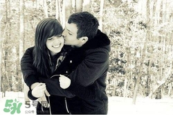 男人接吻時在想什么？男人接吻為什么伸舌頭