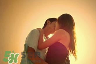 男人接吻時在想什么？男人接吻為什么伸舌頭