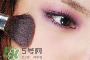 紫色腮紅適合什么口紅？紫色腮紅口紅搭配