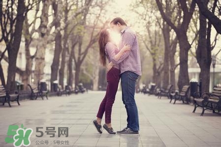 男人接吻時在想什么？男人接吻為什么伸舌頭