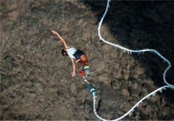 蹦極有危險(xiǎn)嗎？玩蹦極要簽生死狀嗎？