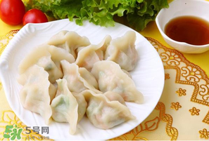 薺菜包餃子必須焯水嗎？薺菜包餃子要焯水嗎？