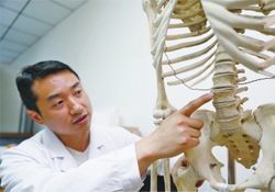 骨質(zhì)疏松會出現(xiàn)背痛嗎？骨質(zhì)疏松會引起后背疼嗎？